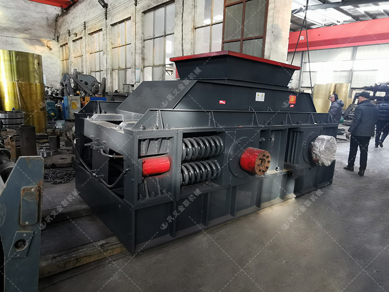 1500x1000大型液壓對輥破碎設(shè)備發(fā)貨圖片