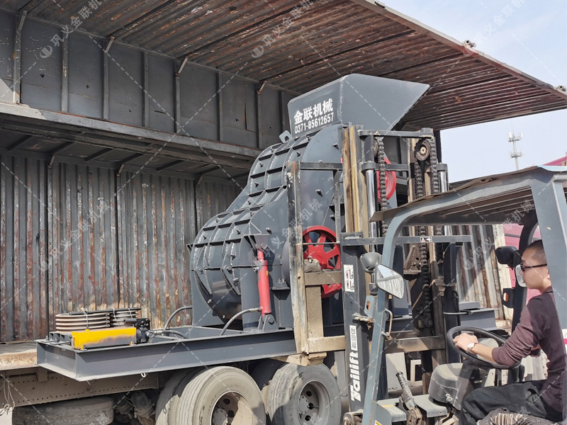 中型雙級(jí)粉碎機(jī)設(shè)備發(fā)貨圖片