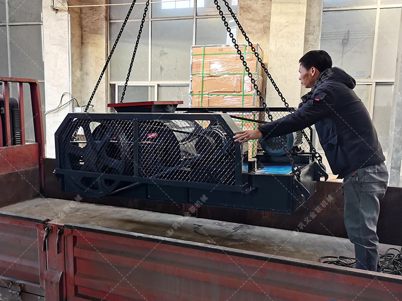 小型對輥破碎機(jī)和雙齒輥破碎機(jī)發(fā)往河南登封破碎保溫陶瓷