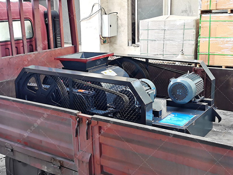 小型對輥破碎機(jī)和雙齒輥破碎機(jī)發(fā)往河南登封破碎保溫陶瓷